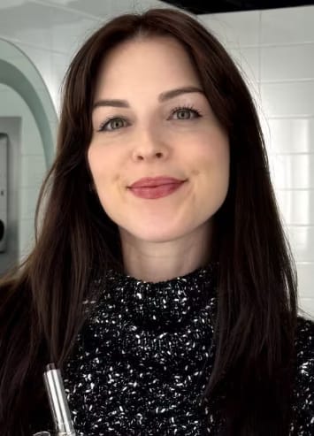 Review by Laura Schmidt